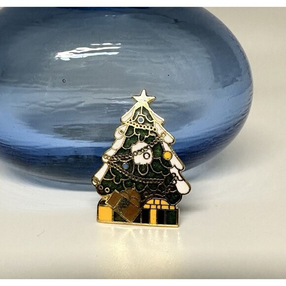 Vintage Cloisonne Christmas Tree Lapel Pin Gold Tone Presents Underneath 1-1/4" - Picture 8 of 8